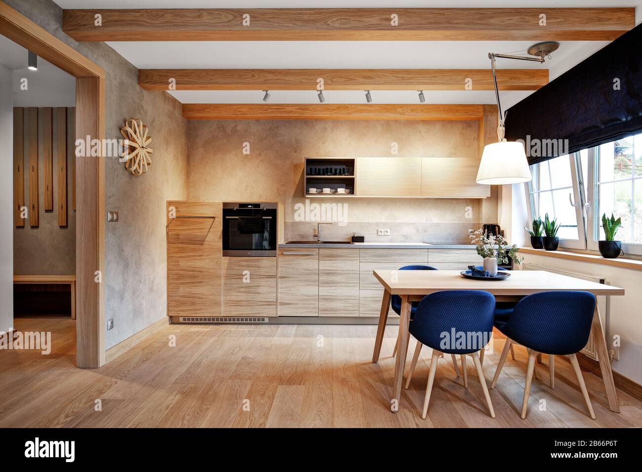 Holzinnenraum eines modernen Luxusapartments in den Bergen Stockfoto