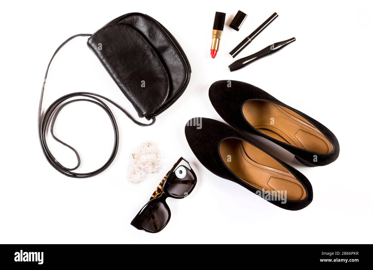 Accessoires schmeicheln mit Handtasche, Sonnenbrille, Kosmetik und Schuhen auf weißem Hintergrund. Standbild von oben. Mode Blogger Konzept Stockfoto