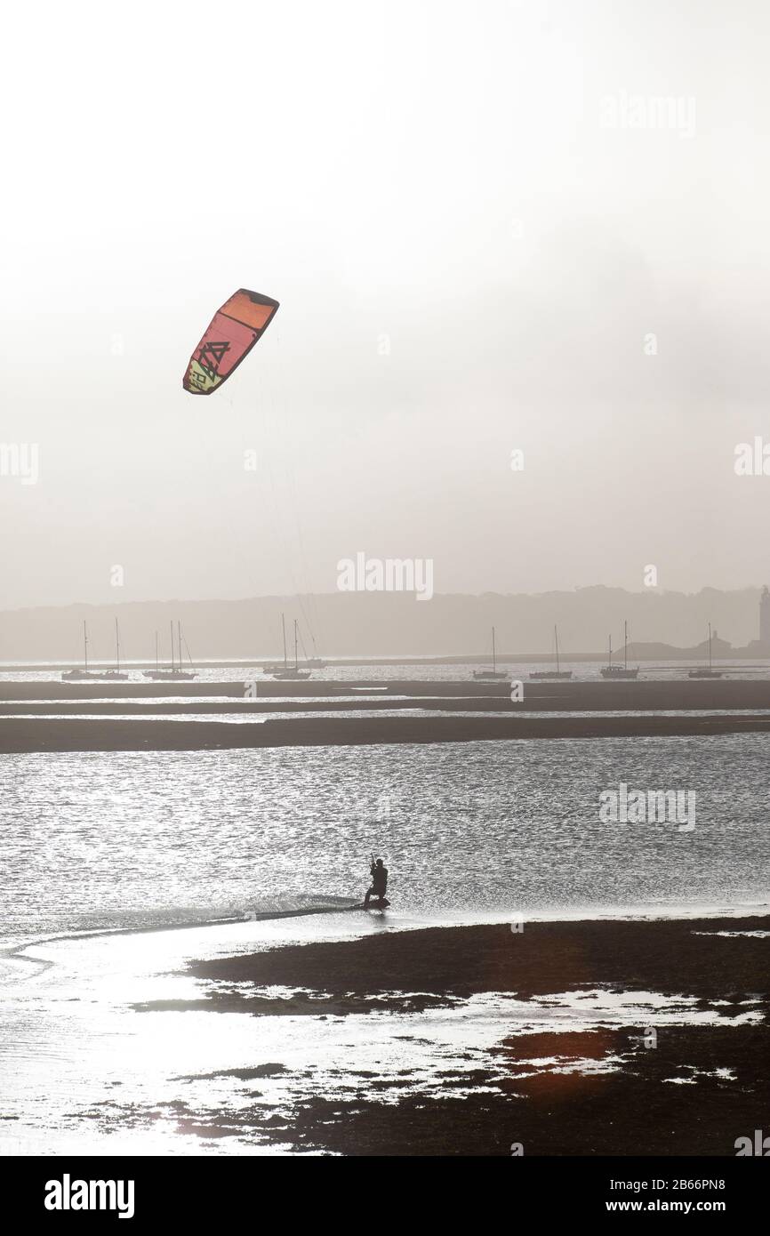 Kiteboarden in der Nähe von Milford an der Südküste des Meeres, Großbritannien Stockfoto