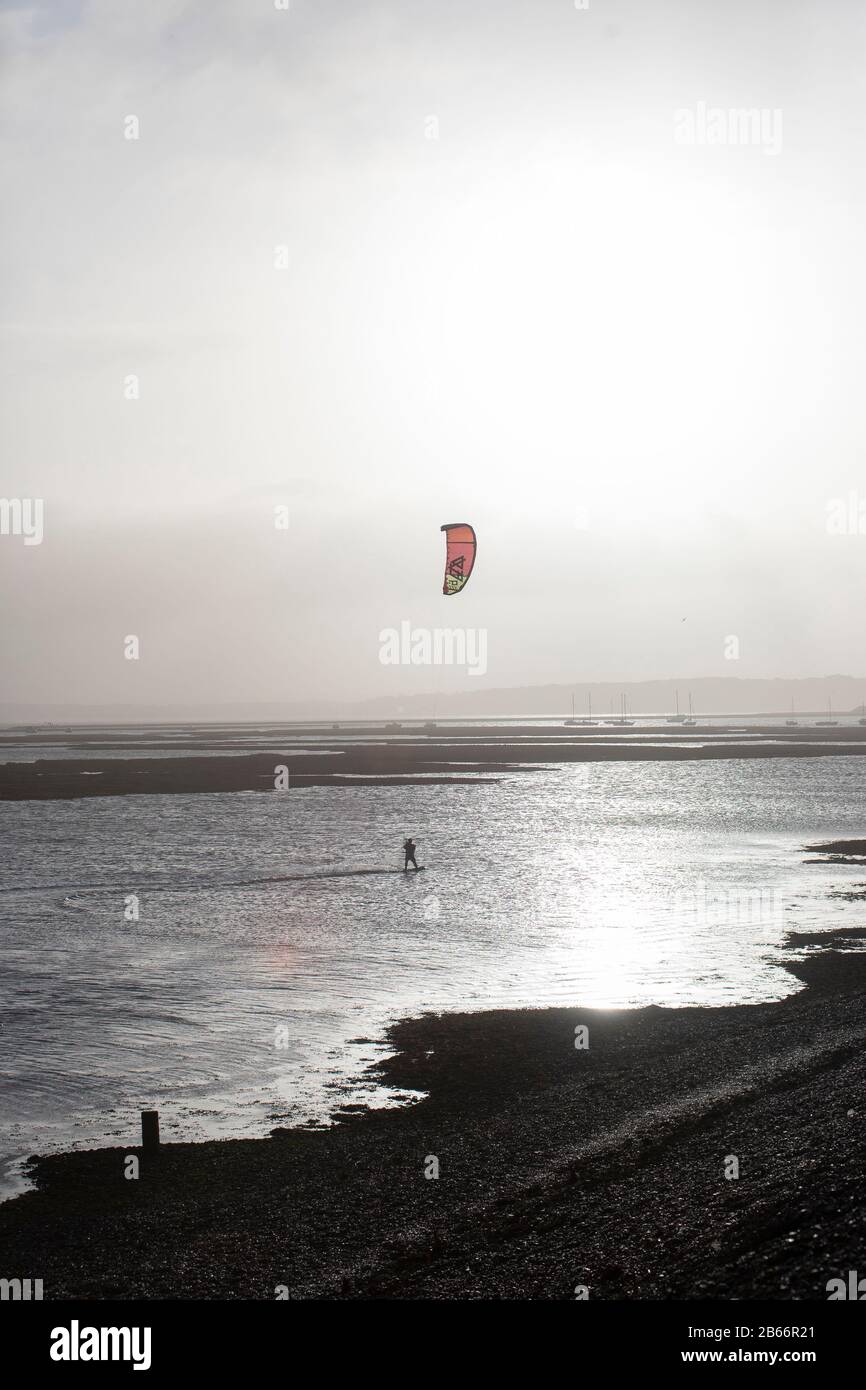 Kiteboarden in der Nähe von Milford an der Südküste des Meeres, Großbritannien Stockfoto