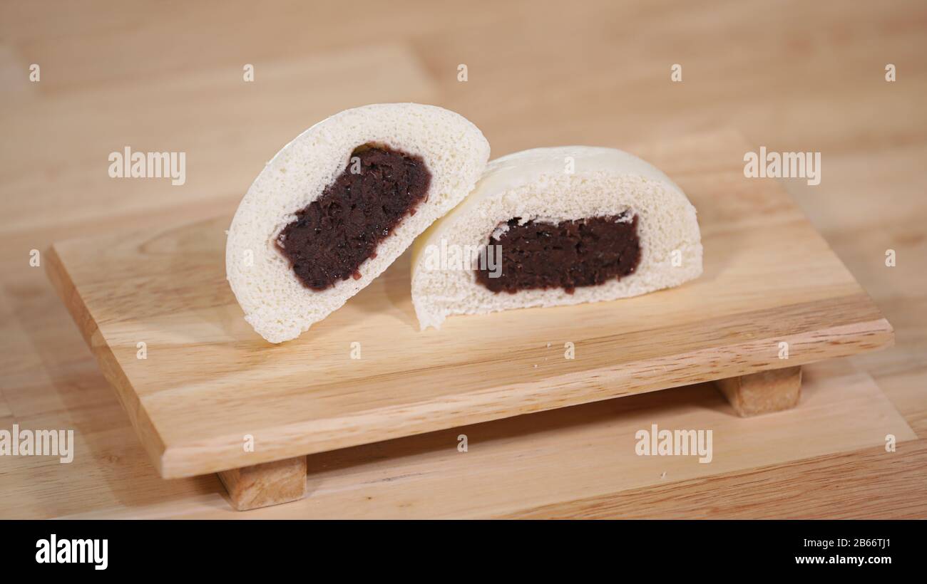 Koreanische traditionelle Küche mit roten Bohnenfüllungen auf einem Holztisch Stockfoto