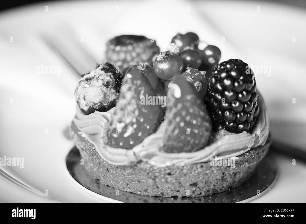 Köstliche frische Obsttarte mit Vanille & Pistazien-Creme Stockfoto