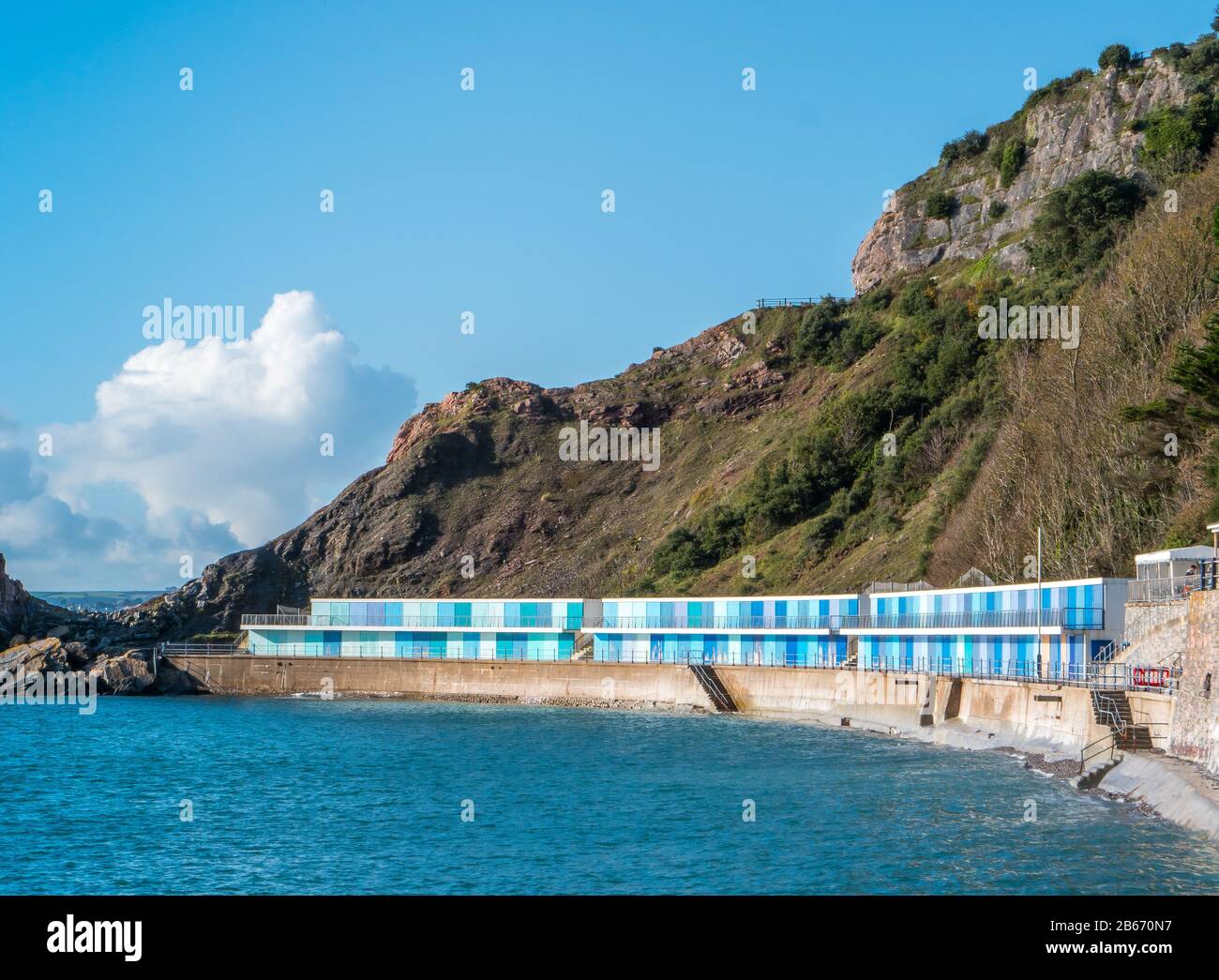 Eine Reihe farbenfroher Strandhütten in Meadfoot, Torquay UK Stockfoto