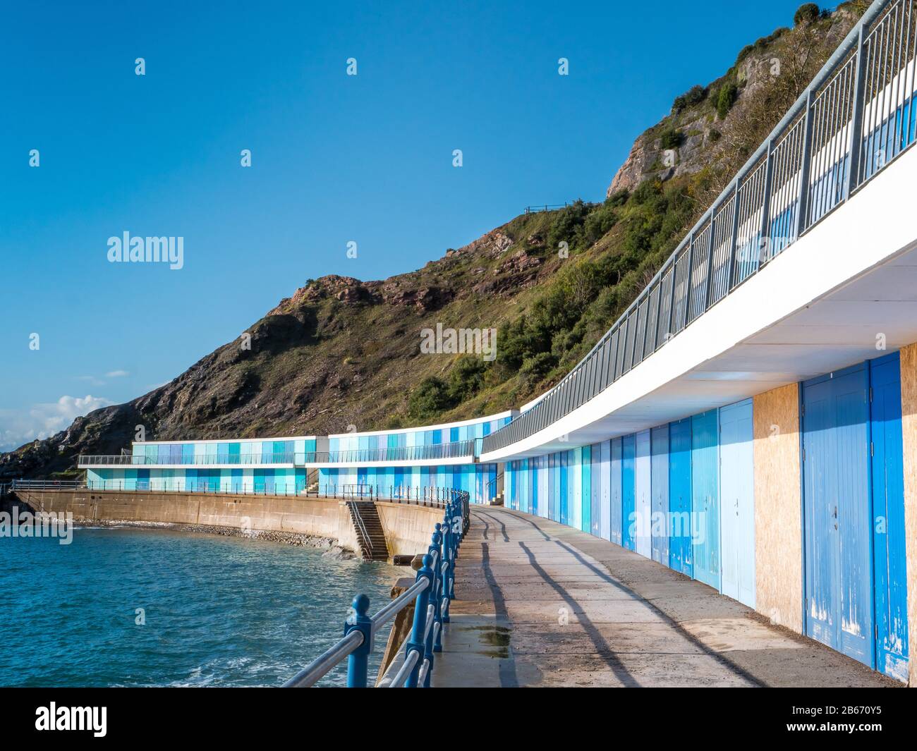 Eine Reihe farbenfroher Strandhütten in Meadfoot, Torquay UK Stockfoto