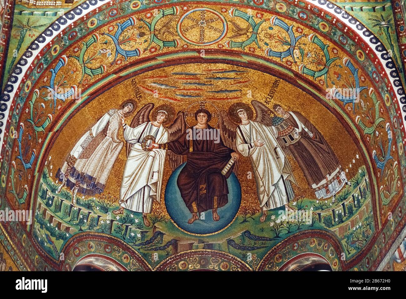 Italien Emilia Romagna Ravenna - Basilika San Vitale - Mosaik Christus Pantokrator, auf einem blauen Globus sitzend, zwischen zwei Erzengeln mit der Schriftrolle von sieben Siegeln in einer Hand, während er mit der anderen die Triumphkrone in San Vitale hält Stockfoto