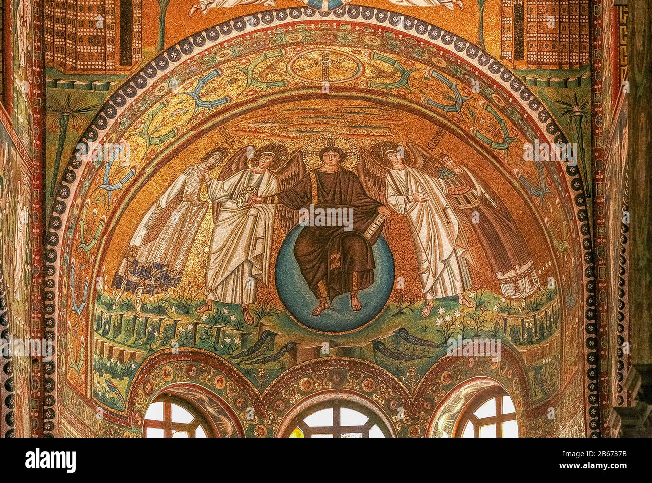 Italien Emilia Romagna Ravenna - Basilika San Vitale - Mosaik Christus Pantokrator, auf einem blauen Globus sitzend, zwischen zwei Erzengeln mit der Schriftrolle von sieben Siegeln in einer Hand, während er mit der anderen die Triumphkrone in San Vitale hält Stockfoto