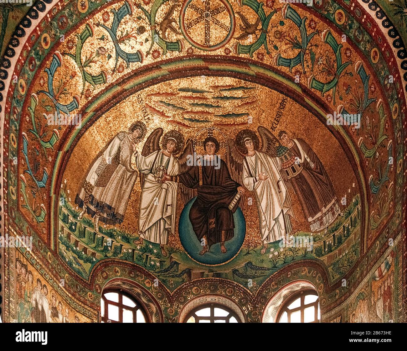 Italien Emilia Romagna Ravenna - Basilika San Vitale - Mosaik Christus Pantokrator, auf einem blauen Globus sitzend, zwischen zwei Erzengeln mit der Schriftrolle von sieben Siegeln in einer Hand, während er mit der anderen die Triumphkrone in San Vitale hält Stockfoto