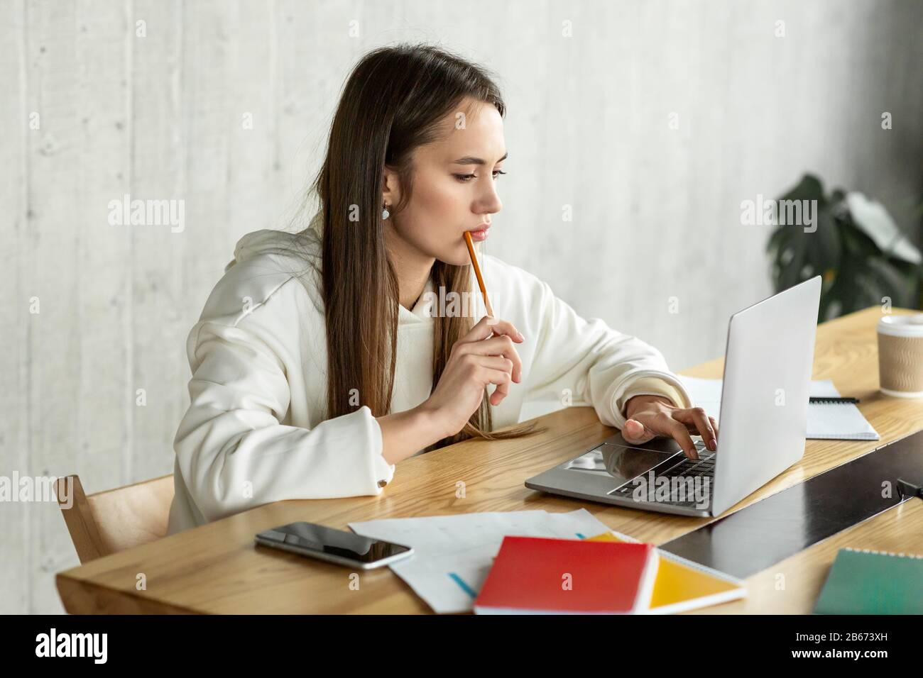 Arbeiten Sie zur praktischen Zeit. Freiberufliche schöne Mädchen arbeiten Stockfoto