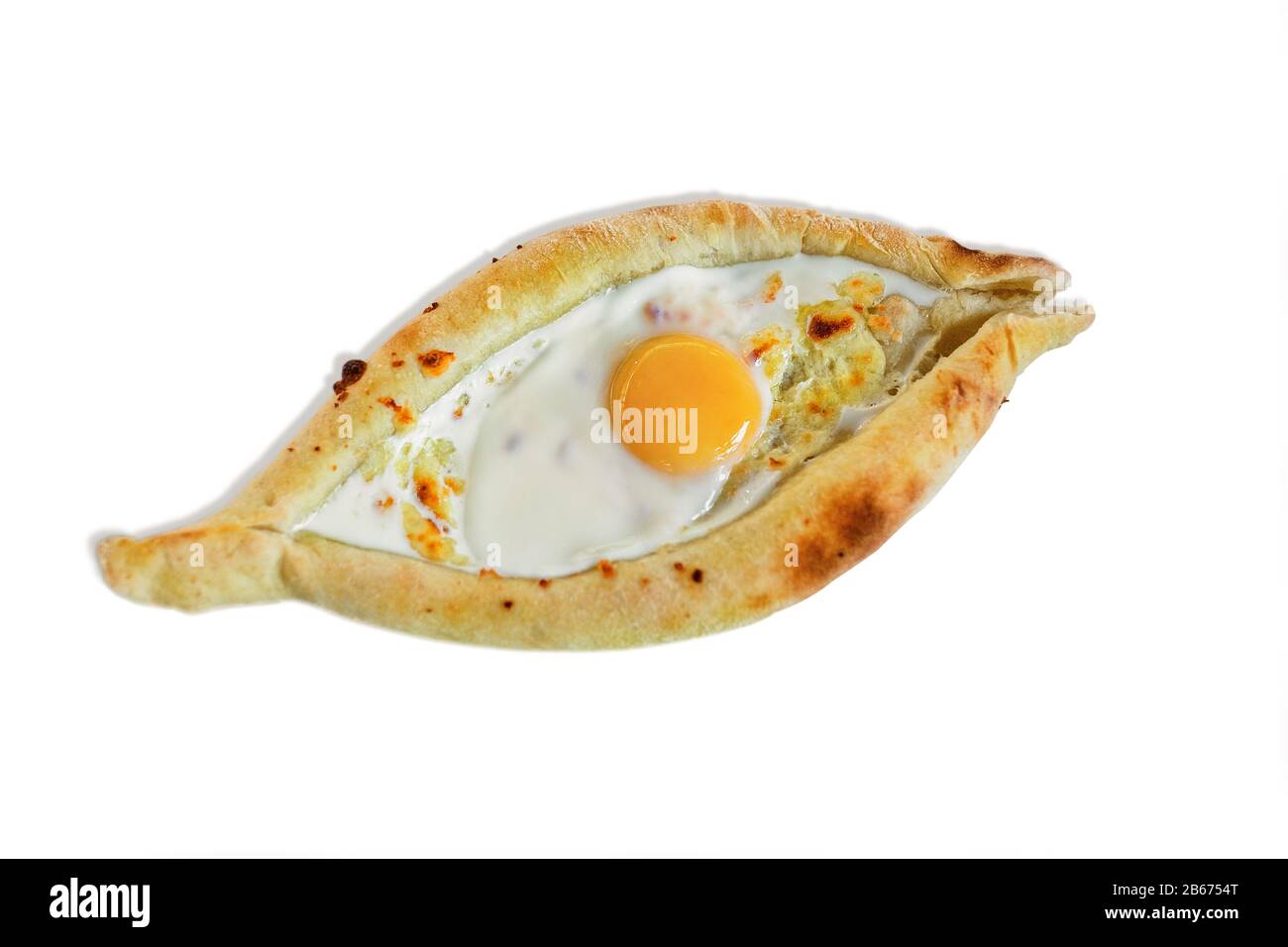 Ajarian lecker Khachapuri in Bootsform mit Ei isoliert auf weißem Hintergrund Stockfoto