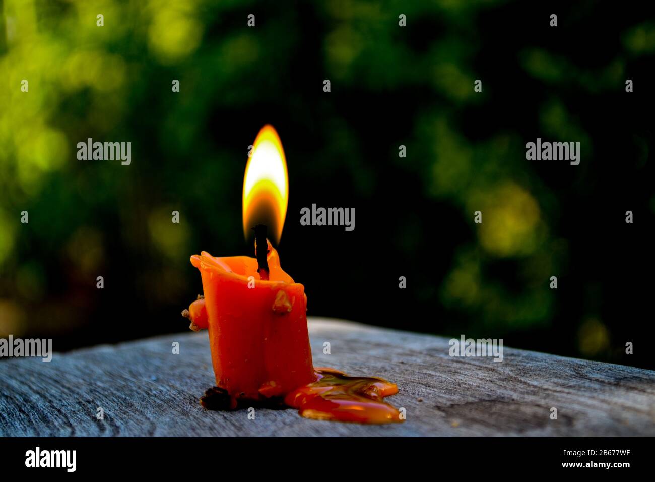 Kerze brennt, Kerze Licht ist ein Symbol der Weisheit Stockfoto