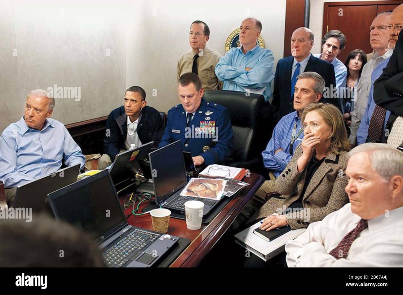 Osama bin BELADEN Im Weißen Haus US-Präsident Barack Obama (schwarze Jacke), Vizepräsident Joe Biden (ganz links) Hillary Clinton auf der rechten Seite beobachten den Fortschritt Der Operation Neptune's Spear, um bin Laden am 1. Mai 2011 gefangen zu nehmen. Foto: Pete Souza Stockfoto