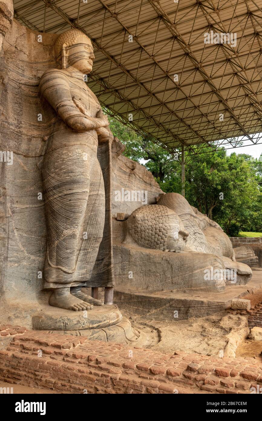 Die exquisite Verarbeitung auf buddhistischen Schreinen wird im Volksmund als Gal-Vihara bezeichnet. Der Ort wurde als Uttarama identifiziert, das von König Parakramabah erbaut wurde Stockfoto