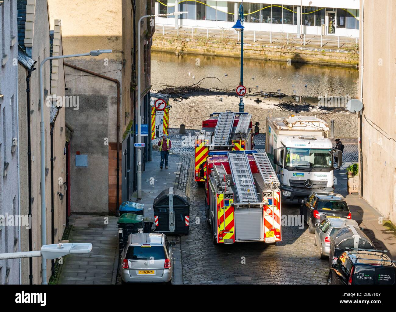 Feuerwehrfahrzeuge nehmen an einem falschen Alarmruf in Leith, Edinburgh, Schottland, Großbritannien, teilzunehmen Stockfoto
