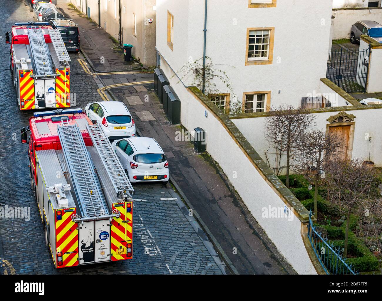 Feuerwehrfahrzeuge nehmen an einem falschen Alarmruf in Leith, Edinburgh, Schottland, Großbritannien, teilzunehmen Stockfoto