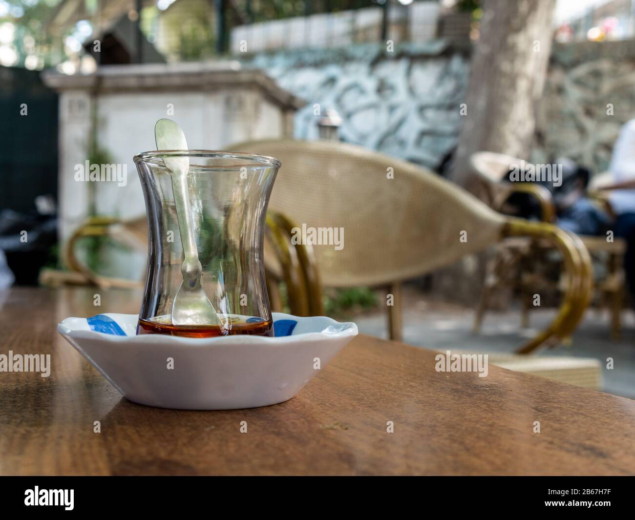 Trinken Sie traditionellen türkischen Tee im Glas am Meer von izmir, Türkei Stockfoto