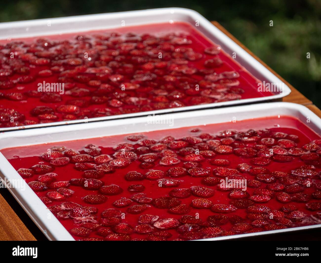 Erdbeermarmelade unter der Sonne. Marmelade Traditionell getrocknet mit Sonnenschein. Stockfoto