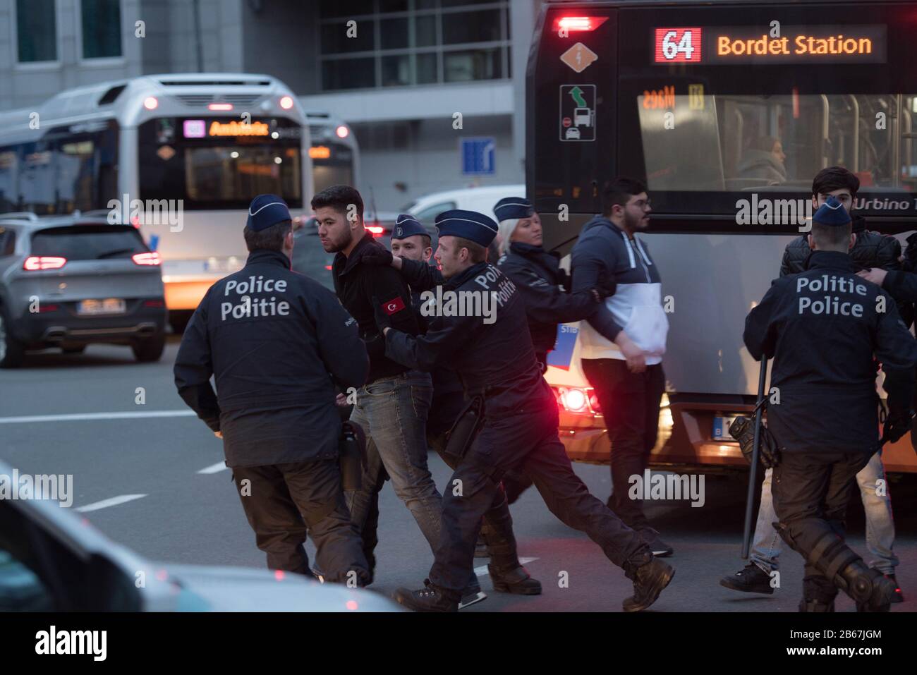 Brüssel, Belgien. März 2020. Polizeibeamte verhaften einen pro-türkischen Demonstranten während eines Protests gegen einen Besuch des türkischen Präsidenten Recep Tayyip Erdogan (Foto von Jonathan Raa/Pacific Press) Credit: Pacific Press Agency/Alamy Live News Stockfoto