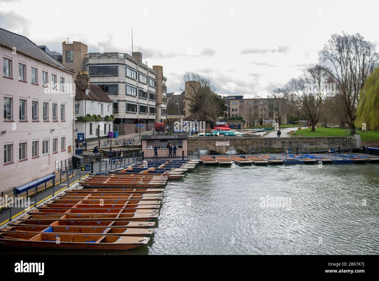 Eine desertierte Punt Station in Cambridge, da die Stadt die Auswirkungen des Coronavirus-Ausbruchs spürt. Viele Touristen halten sich von beliebten Orten in Großbritannien fern. Stockfoto