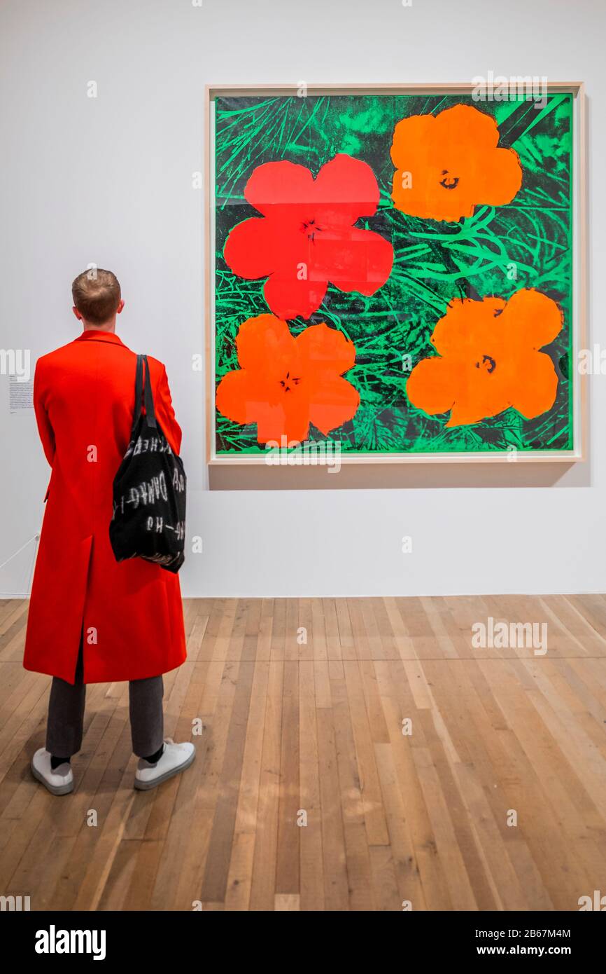 Blumen - Andy Warhol Exhibiton bei The Tate Modern. Diese neue Ausstellung - die erste seit fast 20 Jahren auf der Galerie - bietet einen seltenen persönlichen Einblick, wie Warhol und sein Werk eine Zeit der kulturellen Transformation markiert haben. Neben seinen bekannten Popbildern von Marilyn Monroe, Coca-Cola und Campbell's Soup Cans zeigt die Ausstellung Arbeiten, die noch nie in Großbritannien zu sehen waren, darunter die größte Gruppierung der Warhol-Serie Ladies and Gentlemen. Credit: Guy Bell/Alamy Live News Stockfoto Blumen - Andy Warhol Exhibiton bei The Tate Modern. Diese neue Ausstellung - die erste seit fast 20 Jahren auf der Galerie - bietet einen seltenen persönlichen Einblick, wie Warhol und sein Werk eine Zeit der kulturellen Transformation markiert haben. Neben seinen bekannten Popbildern von Marilyn Monroe, Coca-Cola und Campbell's Soup Cans zeigt die Ausstellung Arbeiten, die noch nie in Großbritannien zu sehen waren, darunter die größte Gruppierung der Warhol-Serie Ladies and Gentlemen. Credit: Guy Bell/Alamy Live News Stockfoto