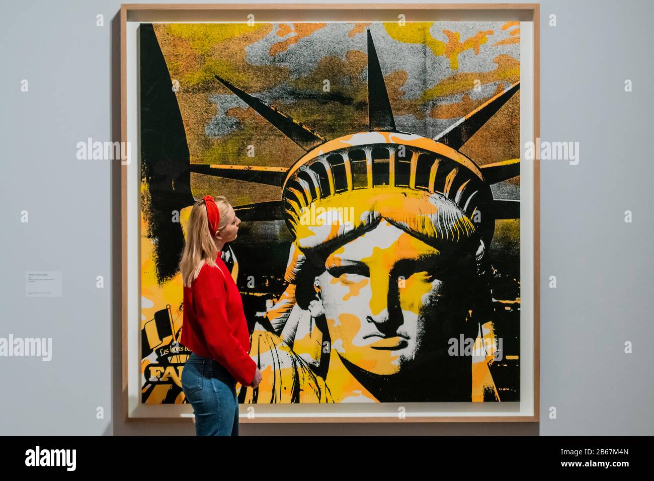 Freiheitsstatue - Andy Warhol Exhibiton im Tate Modern. Diese neue Ausstellung - die erste seit fast 20 Jahren auf der Galerie - bietet einen seltenen persönlichen Einblick, wie Warhol und sein Werk eine Zeit der kulturellen Transformation markiert haben. Neben seinen bekannten Popbildern von Marilyn Monroe, Coca-Cola und Campbell's Soup Cans zeigt die Ausstellung Arbeiten, die noch nie in Großbritannien zu sehen waren, darunter die größte Gruppierung der Warhol-Serie Ladies and Gentlemen. Credit: Guy Bell/Alamy Live News Stockfoto Freiheitsstatue - Andy Warhol Exhibiton im Tate Modern. Diese neue Ausstellung - die erste seit fast 20 Jahren auf der Galerie - bietet einen seltenen persönlichen Einblick, wie Warhol und sein Werk eine Zeit der kulturellen Transformation markiert haben. Neben seinen bekannten Popbildern von Marilyn Monroe, Coca-Cola und Campbell's Soup Cans zeigt die Ausstellung Arbeiten, die noch nie in Großbritannien zu sehen waren, darunter die größte Gruppierung der Warhol-Serie Ladies and Gentlemen. Credit: Guy Bell/Alamy Live News Stockfoto