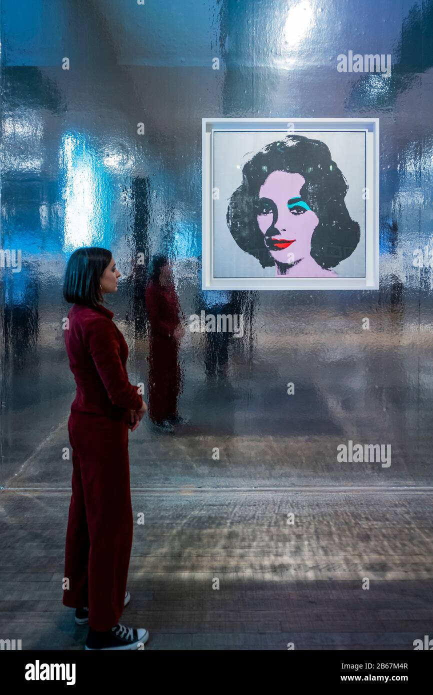 Silver Liz - Andy Warhol Exhibiton bei The Tate Modern. Diese neue Ausstellung - die erste seit fast 20 Jahren auf der Galerie - bietet einen seltenen persönlichen Einblick, wie Warhol und sein Werk eine Zeit der kulturellen Transformation markiert haben. Neben seinen bekannten Popbildern von Marilyn Monroe, Coca-Cola und Campbell's Soup Cans zeigt die Ausstellung Arbeiten, die noch nie in Großbritannien zu sehen waren, darunter die größte Gruppierung der Warhol-Serie Ladies and Gentlemen. Credit: Guy Bell/Alamy Live News Stockfoto Silver Liz - Andy Warhol Exhibiton bei The Tate Modern. Diese neue Ausstellung - die erste seit fast 20 Jahren auf der Galerie - bietet einen seltenen persönlichen Einblick, wie Warhol und sein Werk eine Zeit der kulturellen Transformation markiert haben. Neben seinen bekannten Popbildern von Marilyn Monroe, Coca-Cola und Campbell's Soup Cans zeigt die Ausstellung Arbeiten, die noch nie in Großbritannien zu sehen waren, darunter die größte Gruppierung der Warhol-Serie Ladies and Gentlemen. Credit: Guy Bell/Alamy Live News Stockfoto