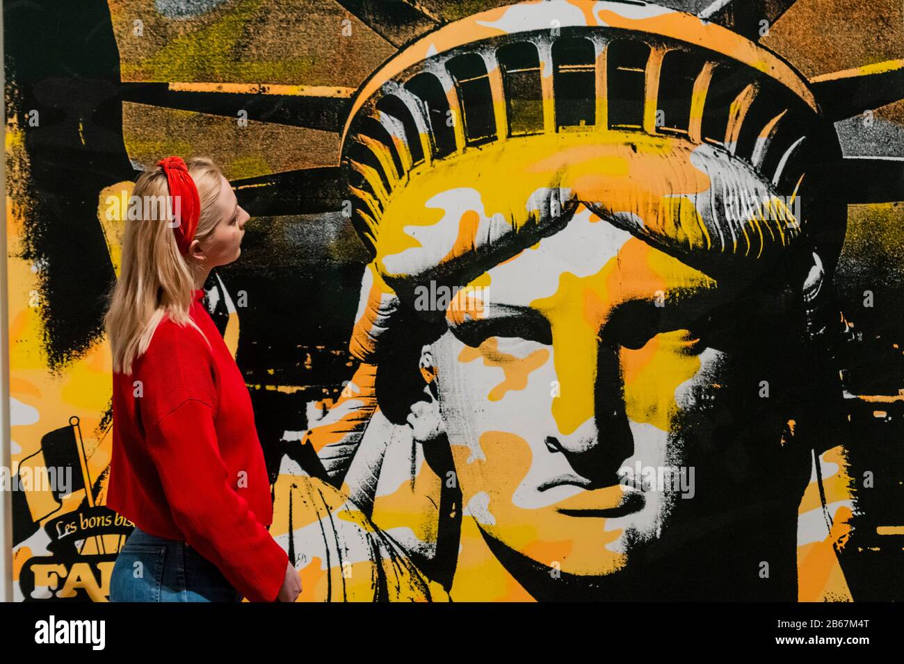 Freiheitsstatue - Andy Warhol Exhibiton im Tate Modern. Diese neue Ausstellung - die erste seit fast 20 Jahren auf der Galerie - bietet einen seltenen persönlichen Einblick, wie Warhol und sein Werk eine Zeit der kulturellen Transformation markiert haben. Neben seinen bekannten Popbildern von Marilyn Monroe, Coca-Cola und Campbell's Soup Cans zeigt die Ausstellung Arbeiten, die noch nie in Großbritannien zu sehen waren, darunter die größte Gruppierung der Warhol-Serie Ladies and Gentlemen. Credit: Guy Bell/Alamy Live News Stockfoto Freiheitsstatue - Andy Warhol Exhibiton im Tate Modern. Diese neue Ausstellung - die erste seit fast 20 Jahren auf der Galerie - bietet einen seltenen persönlichen Einblick, wie Warhol und sein Werk eine Zeit der kulturellen Transformation markiert haben. Neben seinen bekannten Popbildern von Marilyn Monroe, Coca-Cola und Campbell's Soup Cans zeigt die Ausstellung Arbeiten, die noch nie in Großbritannien zu sehen waren, darunter die größte Gruppierung der Warhol-Serie Ladies and Gentlemen. Credit: Guy Bell/Alamy Live News Stockfoto