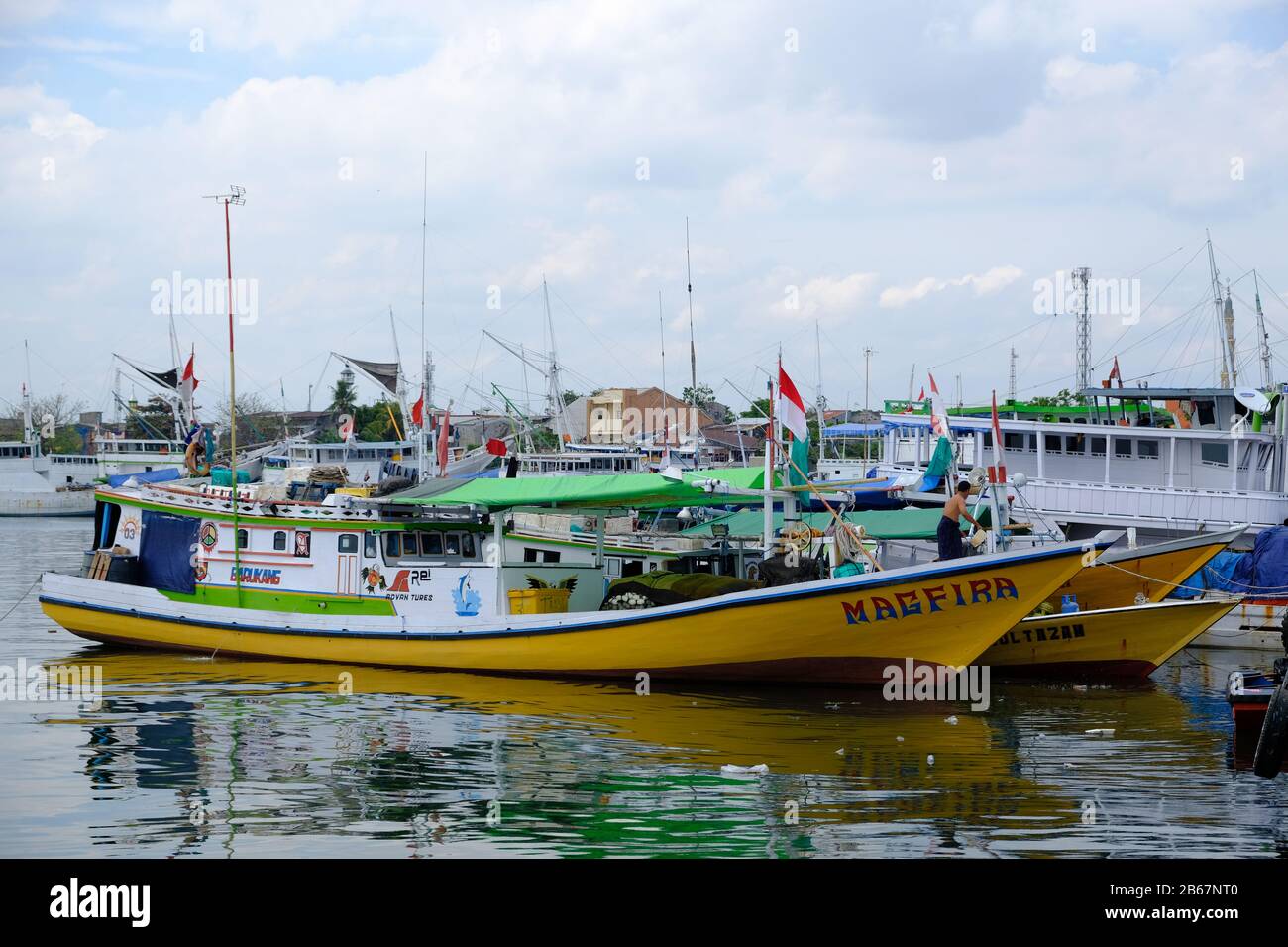 Makassar Indonesia - Paotere Harbor alte Holzschiffe Stockfoto