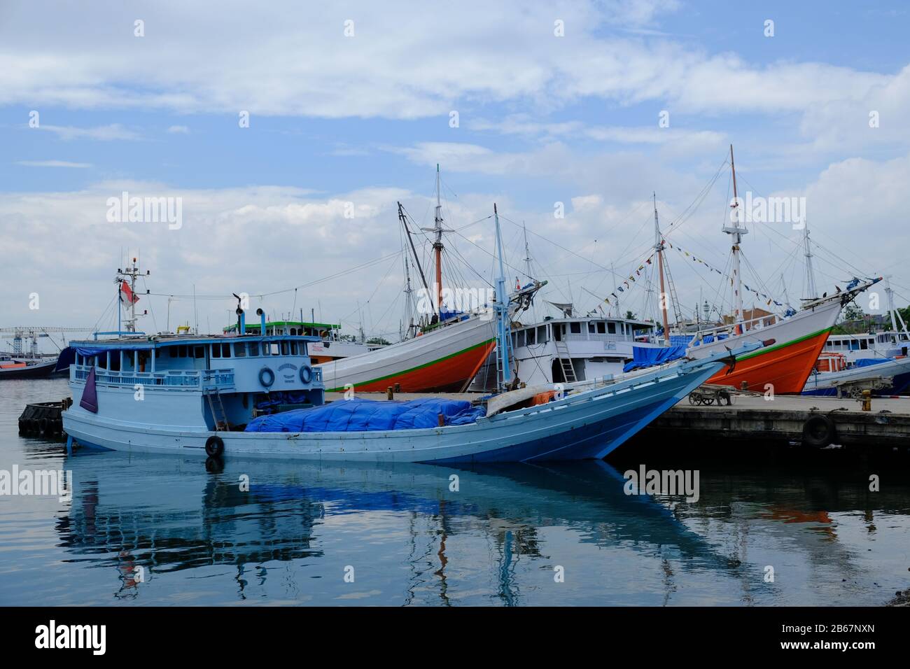 Makassar Indonesia - Paotere Harbor Holzschiffe und Lichtreflexe Stockfoto