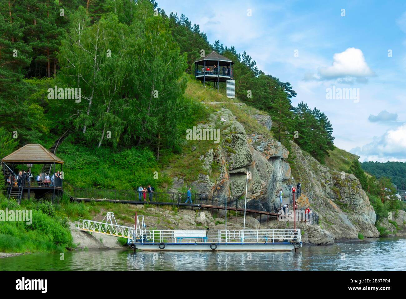 Liegeplätze für Sportboote des Museums - Reserve" Tomskaya Pisanitsa' auf dem Fluss Tom, Anfang des Sommers, Kemerovo Region Stockfoto