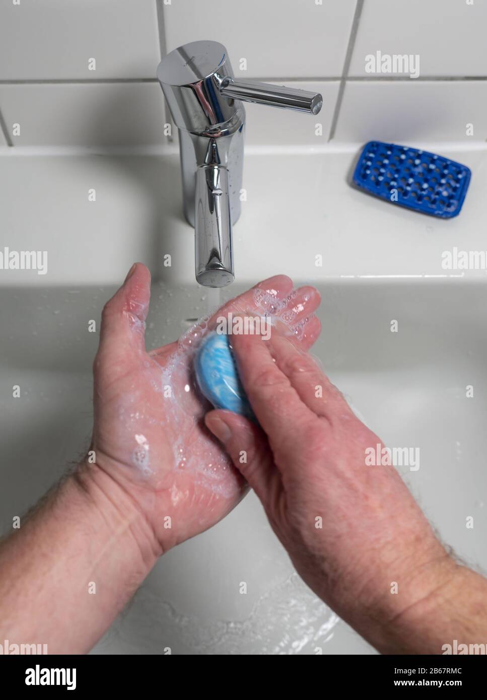 Haushygiene, Händewaschen mit Seife und Wasser, Stockfoto