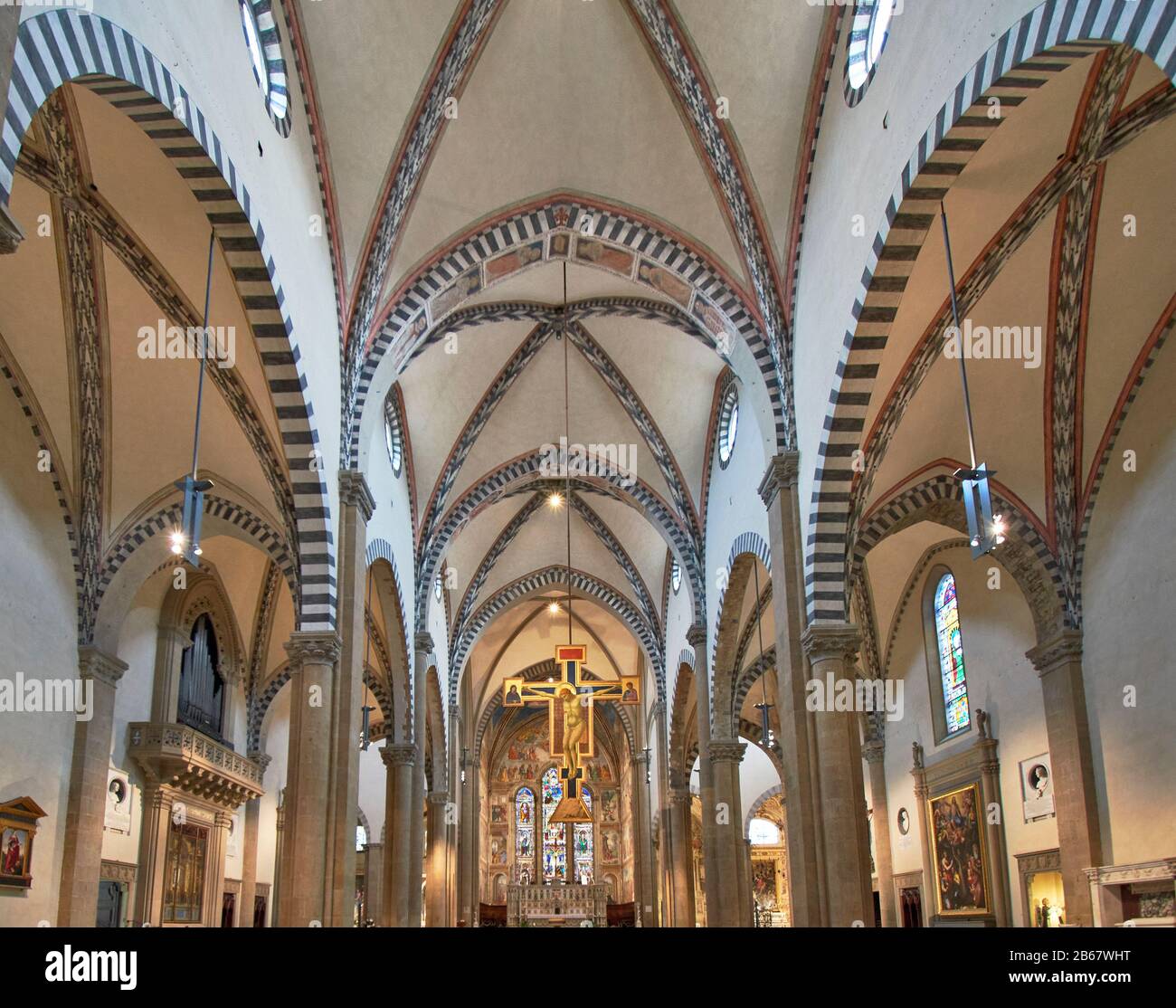 FLORENZ ITALIEN KIRCHE SANTA MARIA NOVELLA DAS INNERE DER KIRCHE MIT BLICK AUF DEN ALTAR UND HÄNGENDEM KRUZIFIX VON GIOTTO Stockfoto