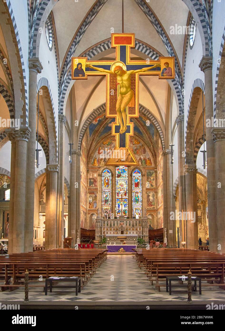 FLORENZ ITALIEN KIRCHE SANTA MARIA NOVELLA DAS KRUZIFIX VON GIOTTO, DAS IN DER MITTE DES MITTELSCHIFFS HÄNGT Stockfoto