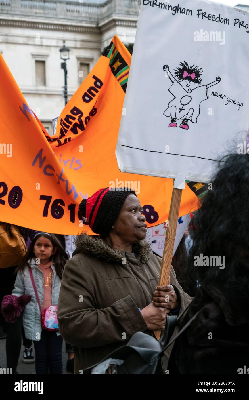 Internationaler Tag der Frauen  Million Frauen Erheben Protest. Die Gewalt von Männern gegen Frauen in Großbritannien und weltweit zu beenden. Der von vielen lokalen ethnischen Gemeinschaften organisierte marsch erinnert sich an Frauen und Mädchen, die in den Händen männlicher Gewalt ermordet und vergewaltigt wurden. "Nie Vergessen" & "Gerechtigkeit" - "Wir werden nicht zum Schweigen gebracht! Wir werden nicht vergessen!". Stockfoto