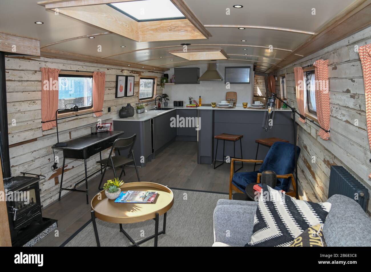 Landschaftsansicht des ungewöhnlichen und stilvollen Innenraums eines neuen Live-Bootes für die Binnenwasserstraßen Großbritanniens mit recycelten Materialien. Stockfoto