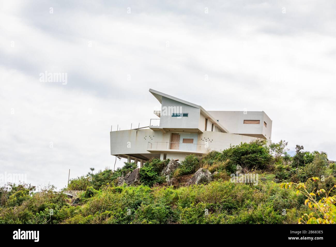Moderne Villa in St. Martin in Missreparatur Stockfoto