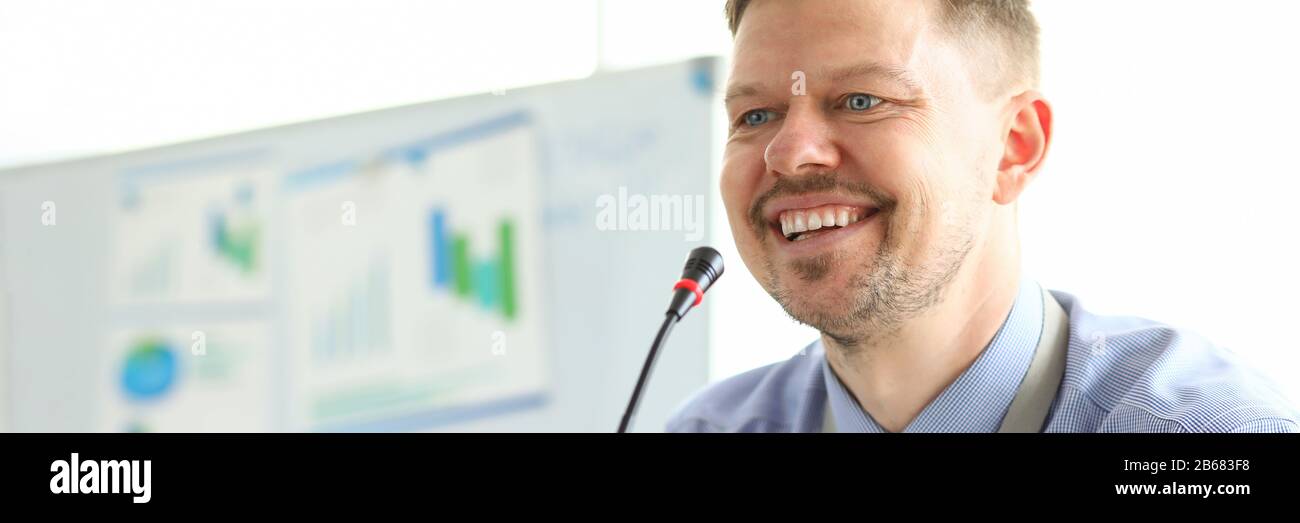 Mann, Händeklatschen Stockfoto