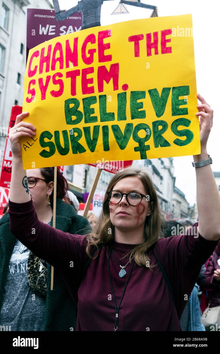 Internationaler Tag der Frauen  Million Frauen Erheben Protest. Die Gewalt von Männern gegen Frauen in Großbritannien und weltweit zu beenden. Der von vielen lokalen ethnischen Gemeinschaften organisierte marsch erinnert sich an Frauen und Mädchen, die in den Händen männlicher Gewalt ermordet und vergewaltigt wurden. "Nie Vergessen" & "Gerechtigkeit" - "Wir werden nicht zum Schweigen gebracht! Wir werden nicht vergessen!". Stockfoto
