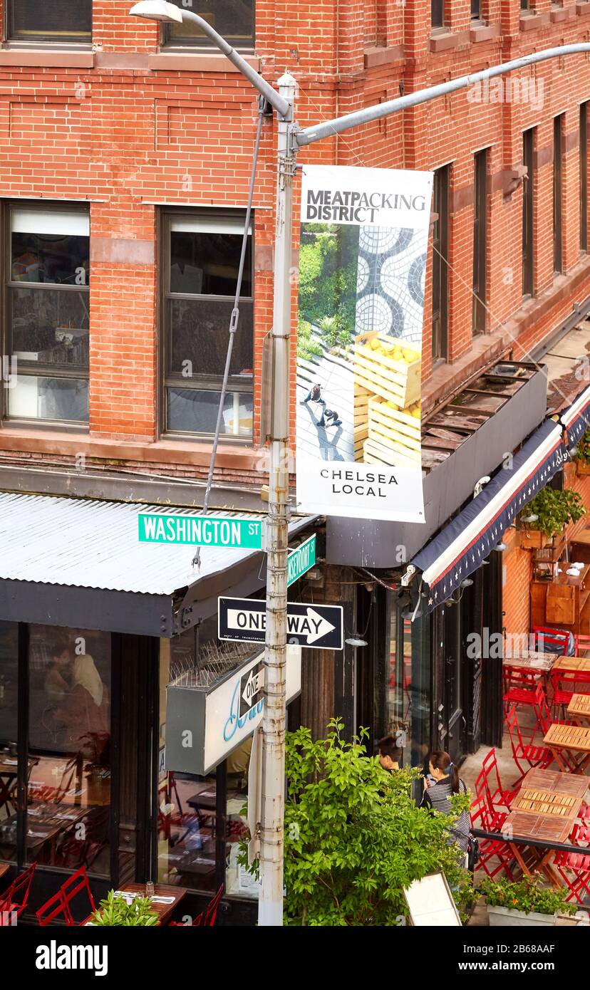 New York City, USA - 28. Juni 2018: Chelsea Local Meatpacking District Banner an der Washington and Gansevoort Street Ecke. Stockfoto