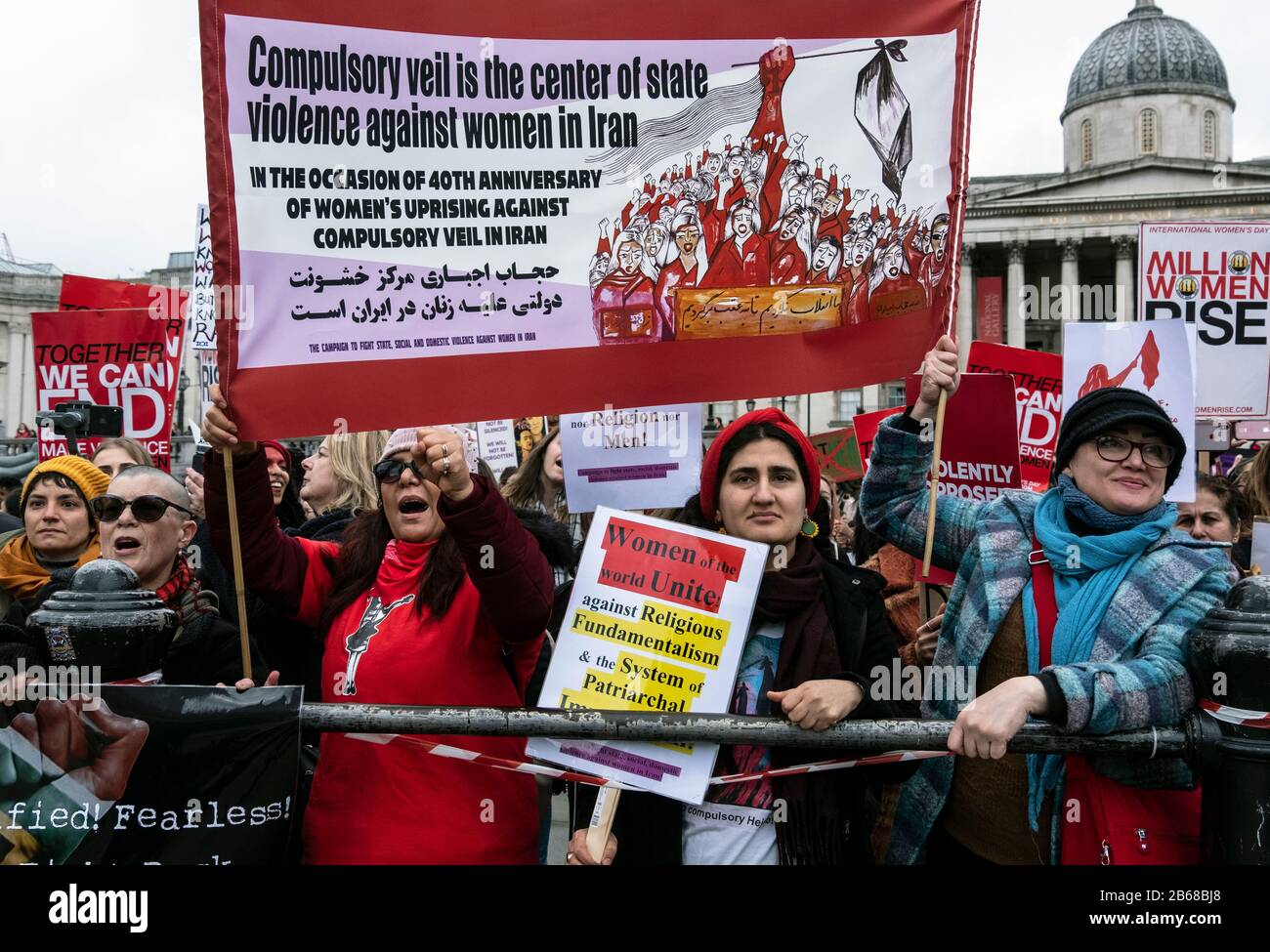 Internationaler Tag der Frauen  Million Frauen Erheben Protest. Die Gewalt von Männern gegen Frauen in Großbritannien und weltweit zu beenden. Der von vielen lokalen ethnischen Gemeinschaften organisierte marsch erinnert sich an Frauen und Mädchen, die in den Händen männlicher Gewalt ermordet und vergewaltigt wurden. "Nie Vergessen" & "Gerechtigkeit" - "Wir werden nicht zum Schweigen gebracht! Wir werden nicht vergessen!". Stockfoto
