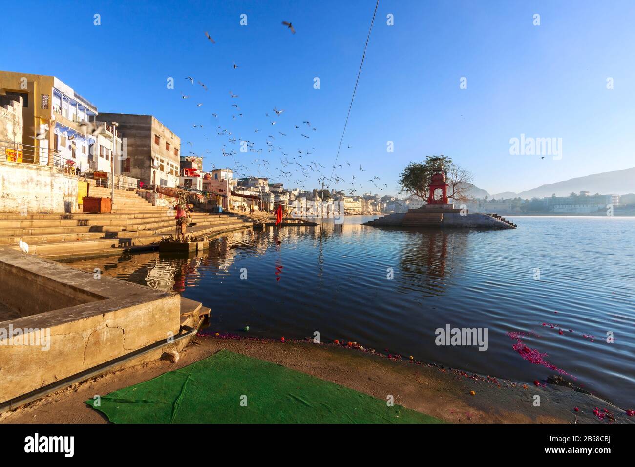 Panoramablick auf den heiligen See in Puschkar, Indien. Puschkar ist eine Stadt im Distrikt Ajmer im Bundesstaat Rajasthan. Stockfoto