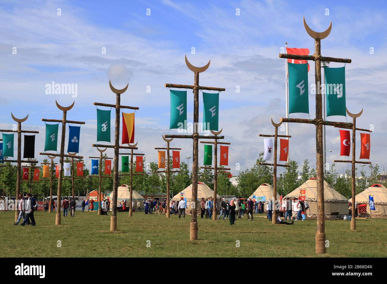 Nomadische Zelte, Fahnen und Völker im Internationalen Kulturfest EtnoSpor 2018 in Istanbul. Stockfoto