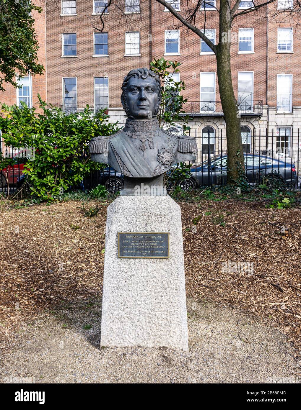 Die Statue von Bernardo O'Higgins, chilenischer Unabhängigkeitsführer irischer Abstammung, auf dem Merrion Square, Dublin, Irland. Bildhauer Francisco Orellano Pavez Stockfoto