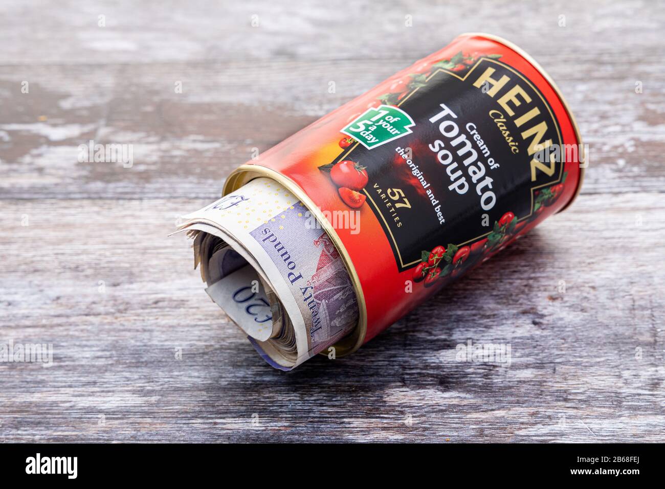 London, Großbritannien - 30. Januar 2020: EINE Gefälschte Heinz Tomato Suppenform kann mit einem falschen Boden Geld oder Wertgegenstände lagern. Diese Dosen sind zehn Stockfoto