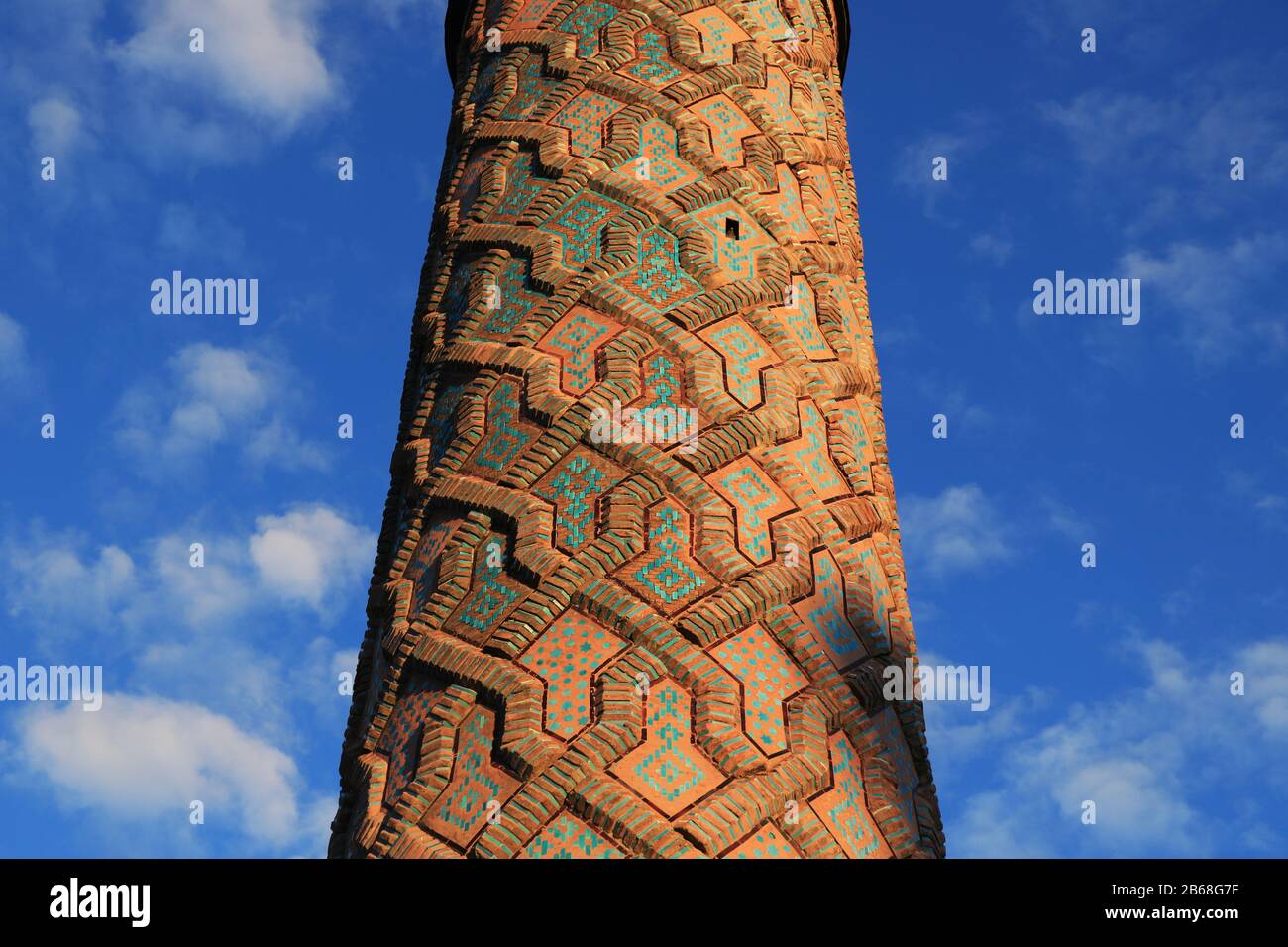 Minarett der Yakutiye Madrasah in Erzurum, Türkei. Es wurde im 19. Jahrhundert erbaut. Das Minarett weist geometrische Verzierungen auf. Stockfoto