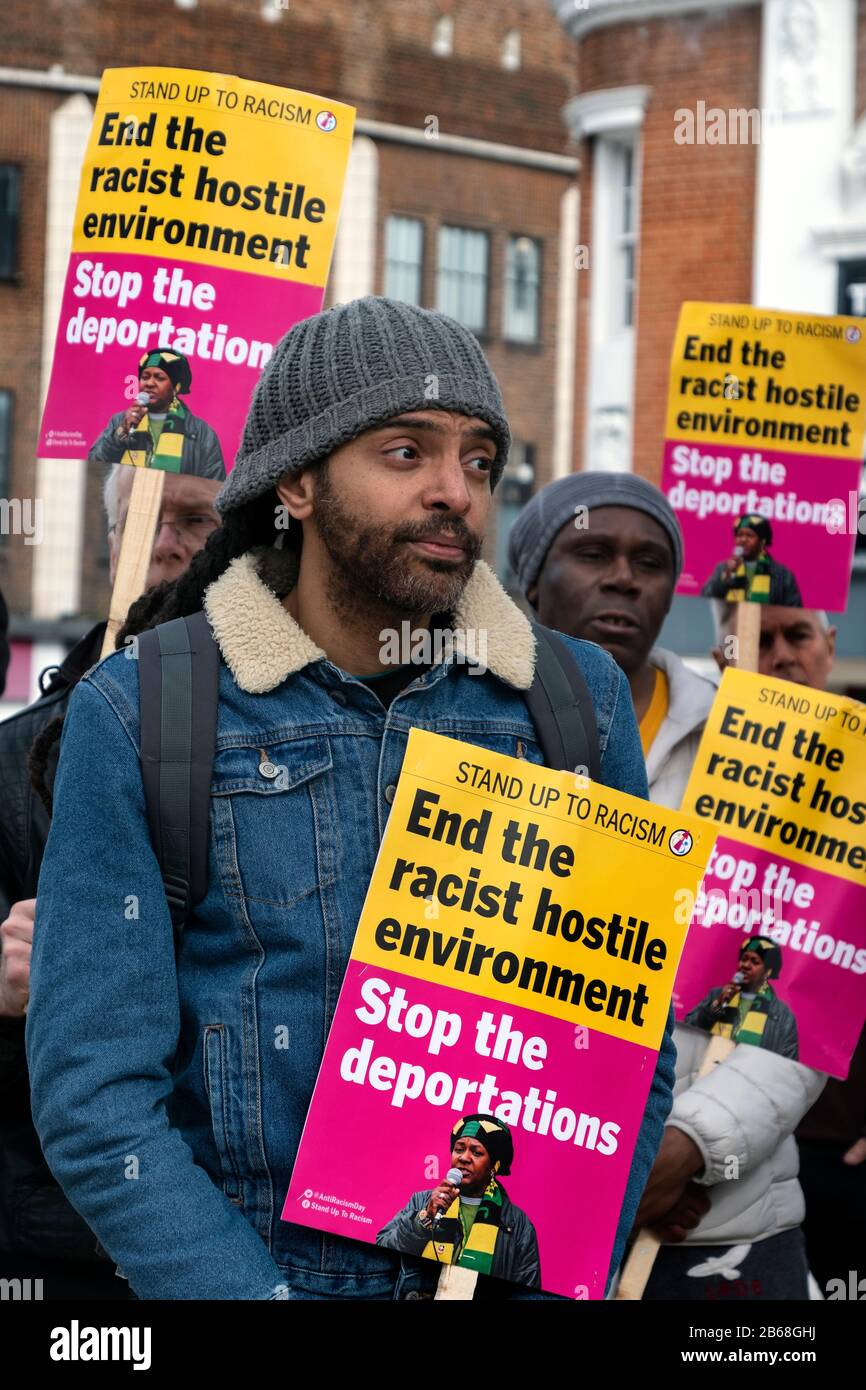 Bewegung für Gerechtigkeit protestiert auf dem Windrush Square gegen die Deportation nach Jamaika März 2020 Stockfoto