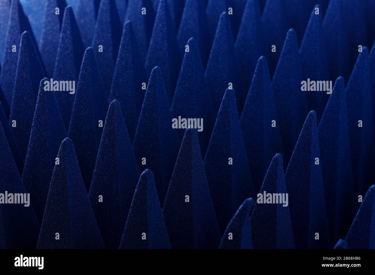 Blaue, weiche hybride pyramidale Mikrowelle und Hochfrequenzabsorber schließen sich an Stockfoto