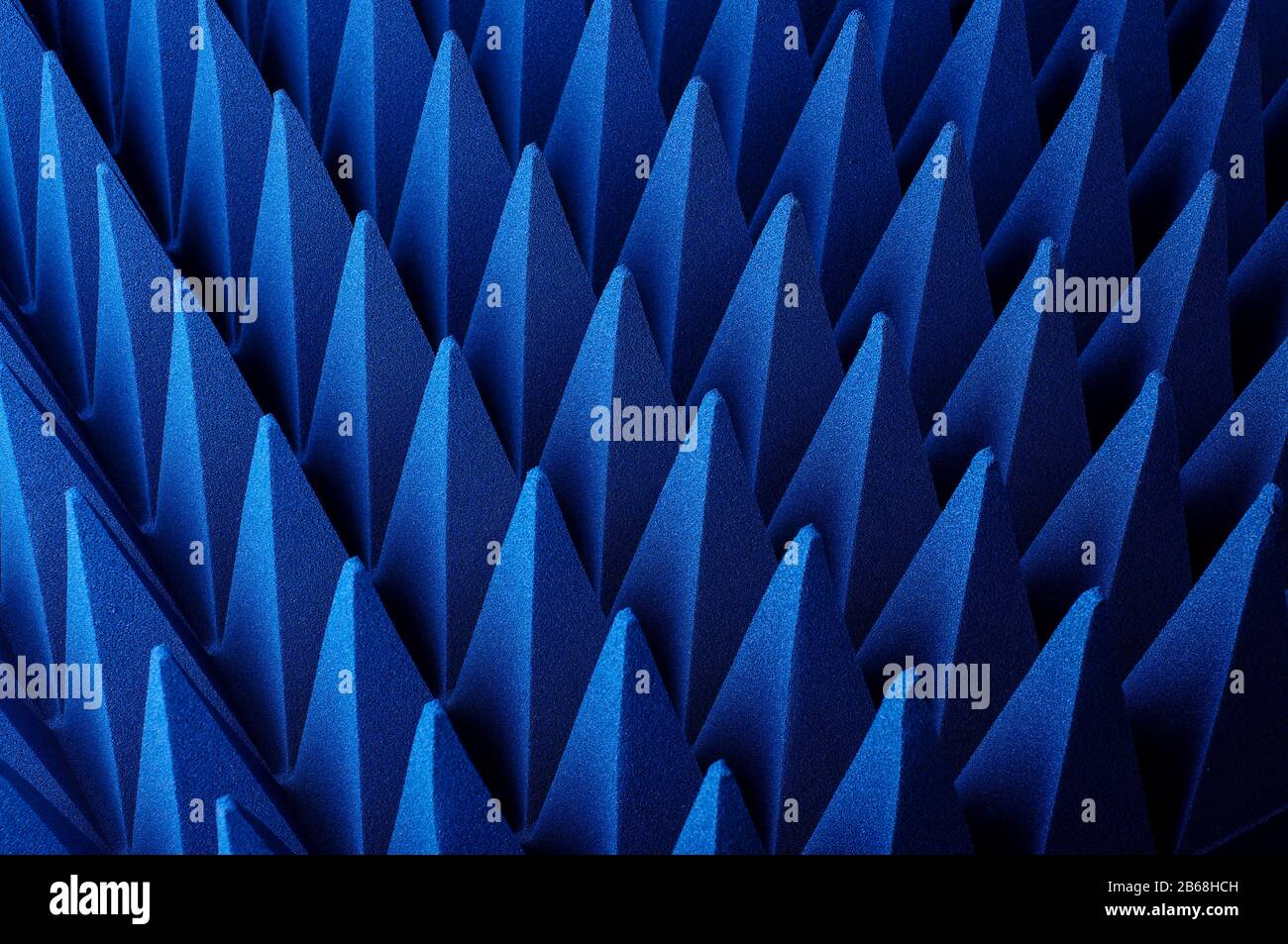 Blaue, weiche hybride pyramidale Mikrowelle und Hochfrequenzabsorber schließen sich an Stockfoto