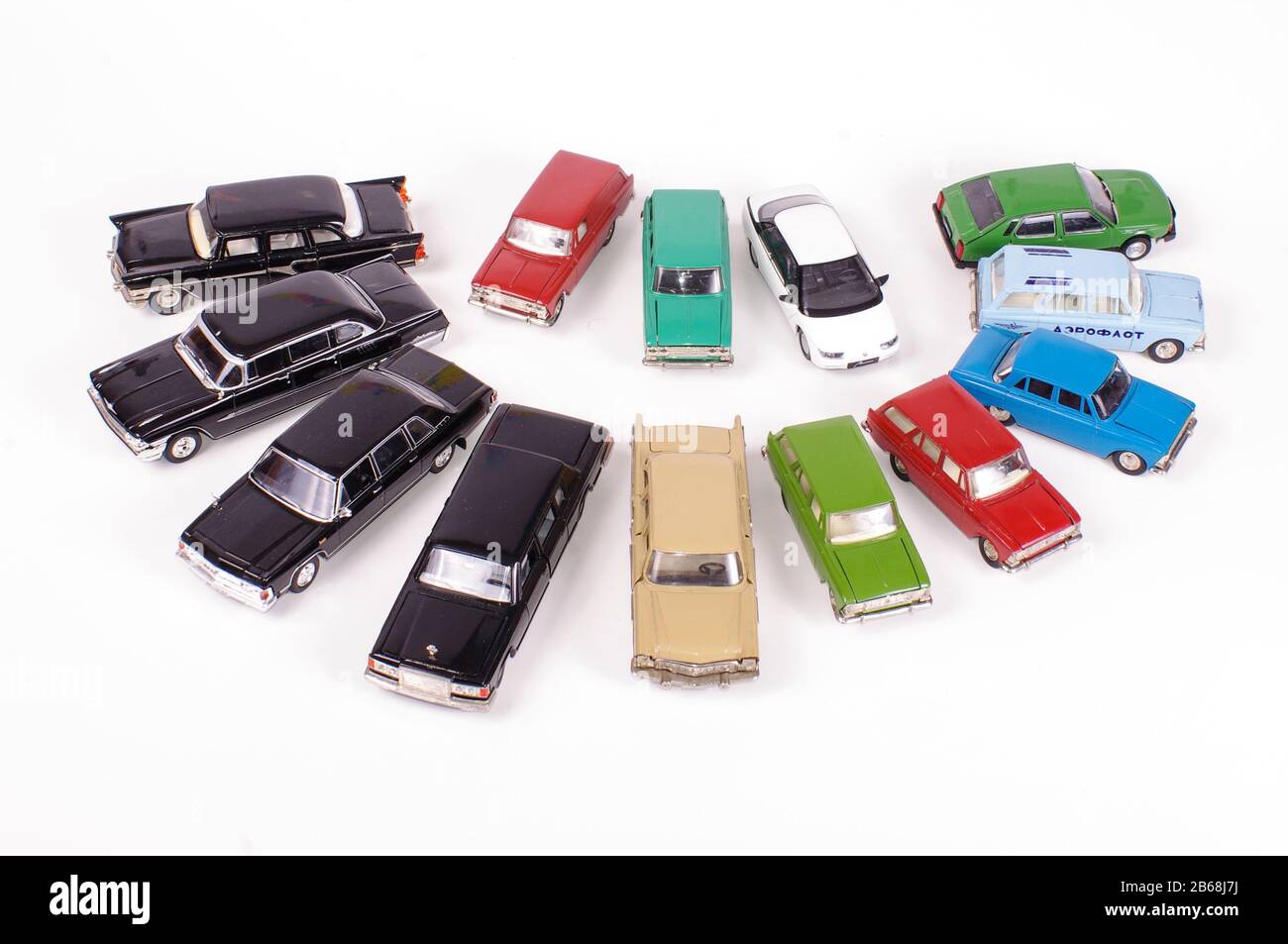 Kollektion alter Metall-Druckguss-Automodelle isoliert auf weißem Hintergrund Stockfoto