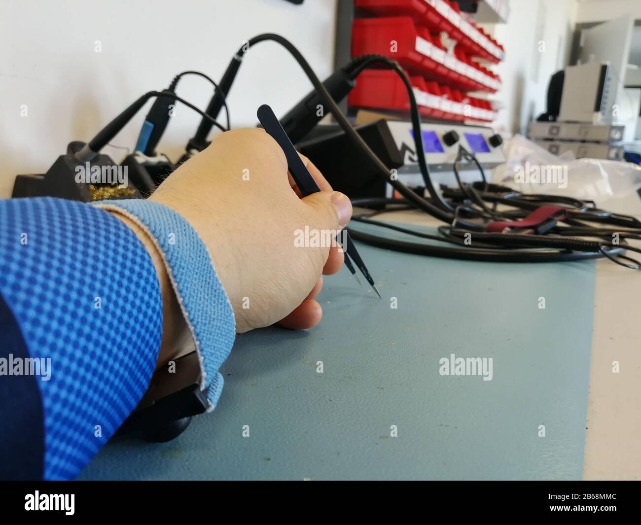 Ingenieurhand mit elektrostatischem Schutz-Armband Stockfoto
