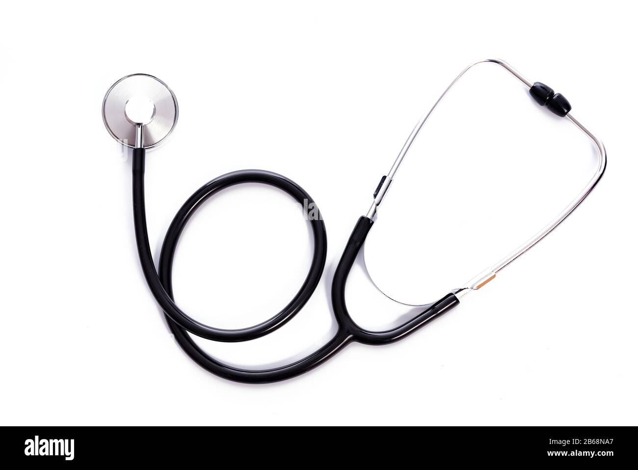 Draufsicht über ein einzelnes schwarzes medizinisches Stethoskop aus Edelstahl, das in Nahaufnahme auf weißem Hintergrund isoliert ist. Stockfoto